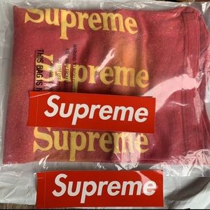 Supreme Nueva York Magenta Large Size.